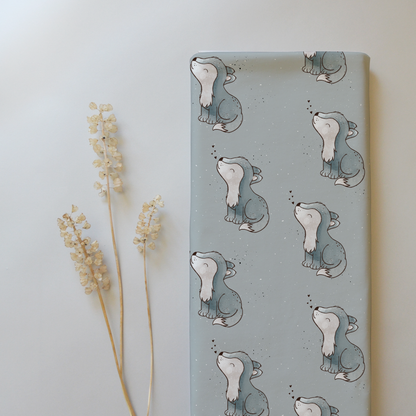 Süßer Wolf auf schönem blauem Hintergrund mit ganz kleinen weißen sprenkeln, Kinderdesign, Stoffe für Kinder, Designs für Kinder, Handgezeichnet